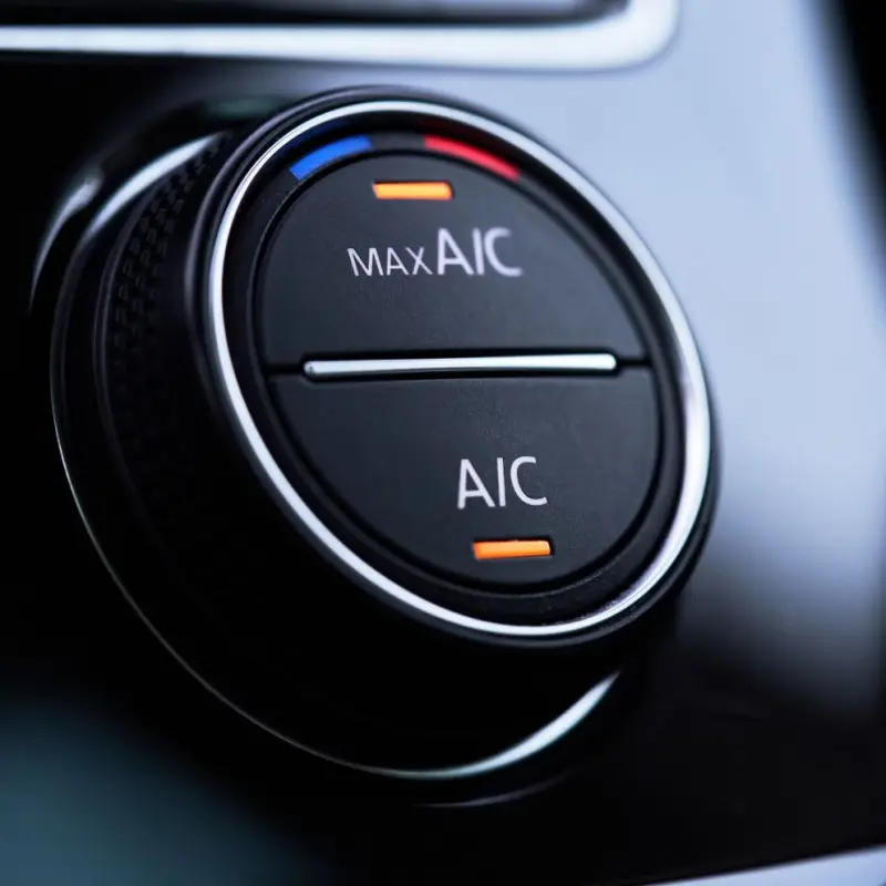 Knop in interieur van een auto om de airco te bedienen