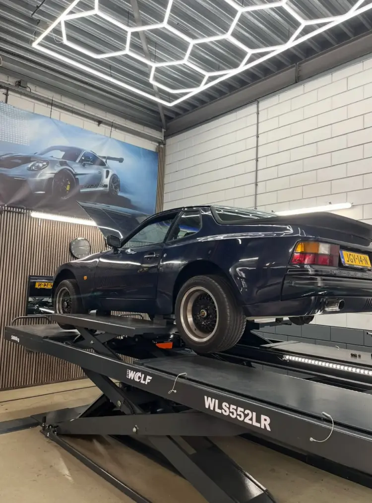 Sportieve hatchback voor de APK keuring